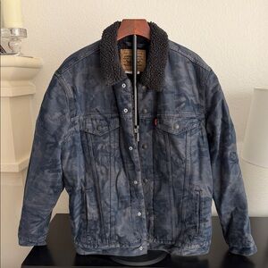 Levi's Men's Camouflage Denim Jacket with Black Sherpa Collar